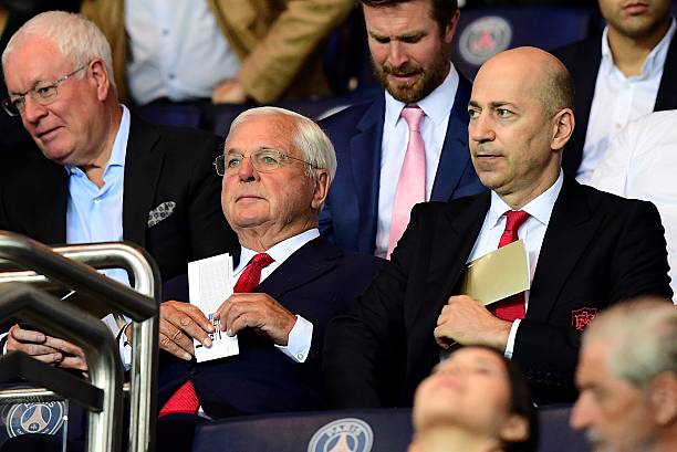 Arsenal's chairman Sir Chips Keswick (L) and chief executive officer Ivan Gazidis attend the UEFA Champions League Group A football match between P...