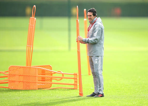 ST ALBANS, ENGLAND - NOVEMBER 27: Unai Emery, Manager of Arsenal looks on during an Arsenal training session on the eve of their UEFA Europa League match against Eintracht Frankfurt at London Colney on November 27, 2019 in St Albans, England. (Photo by Warren Little/Getty Images)