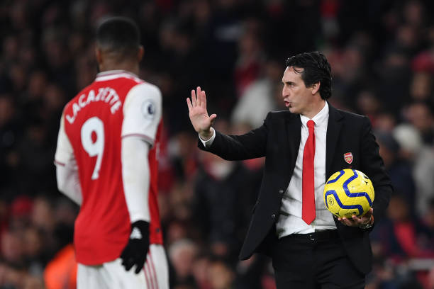 LONDON, ENGLAND - NOVEMBER 23: Unai Emery, Manager of Arsenal gives his team instructions during the Premier League match between Arsenal FC and Southampton FC at Emirates Stadium on November 23, 2019 in London, United Kingdom. (Photo by Harriet Lander/Getty Images)