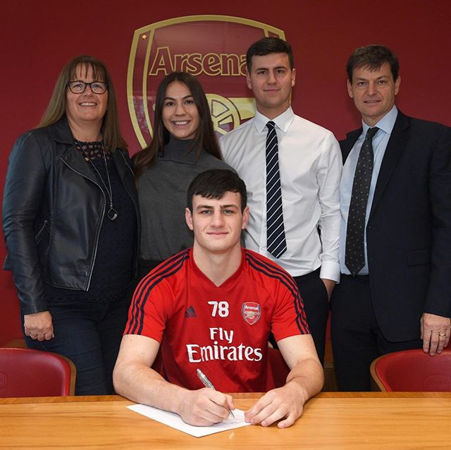 Tom Smith signs professional terms with Arsenal 2 Tom Smith signing his Arsenal contract (Photo via Instagram)