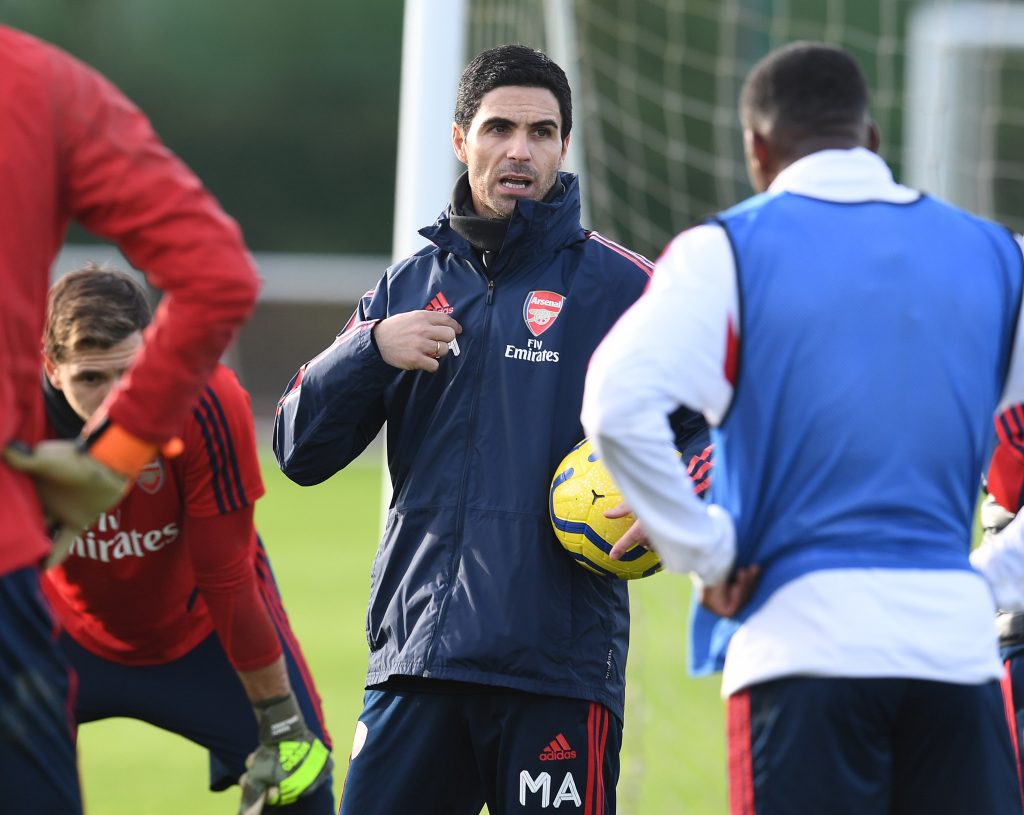 Six u23s join first Mikel Arteta training session 2 Mikel Arteta speaking to the players in training (Photo via Twitter / Arsenal)