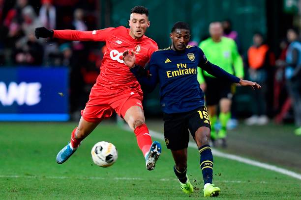 Standard Liege's Belgian midfielder Selim Amallah (L) fights for the ball with Arsenal's English midfielder Ainsley Maitland-Niles during the UEFA Europa League Group F football match between R. Standard de Liege and Arsenal FC at the Maurice Dufrasne Stadium in Sclessin on December 12, 2019. (Photo by JOHN THYS / AFP) (Photo by JOHN THYS/AFP via Getty Images)