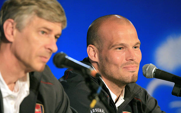 Saint-Denis, FRANCE: Arsenal midfielder Feddie Ljungberg (R) and manager Arsene Wenger give a press conference at Stade de France in St Denis, 16 M...