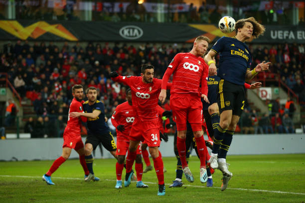 LIEGE, BELGIUM - DECEMBER 12: David Luiz of Arsenal headers the ball during the UEFA Europa League group F match between Standard Liege and Arsenal FC at Stade Maurice Dufrasne on December 12, 2019 in Liege, Belgium. (Photo by Dean Mouhtaropoulos/Getty Images)