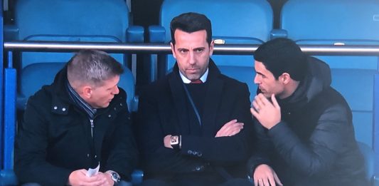 Edu, Mikel Arteta and Steve Round deep in coversation at Goodison Park
