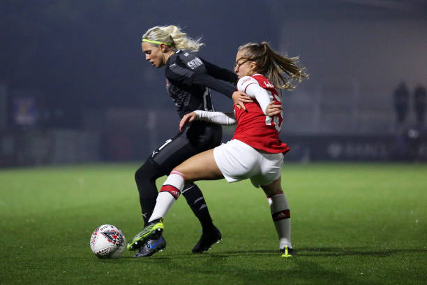 BOREHAMWOOD, ENGLAND - OCTOBER 31: Katerina Svitkova of SK Slavia Praha and Lia Walti of Arsenal battle for the ball during the UEFA Women's Champi...