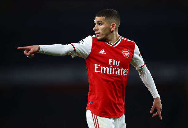 LONDON, ENGLAND - NOVEMBER 23: Lucas Torreira of Arsenal points instructions during the Premier League match between Arsenal FC and Southampton FC ...
