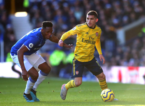 Torreira Napoli deal moves closer with fee between €30m and €35m 2 LIVERPOOL, ENGLAND - DECEMBER 21: Lucas Torreira of Arsenal is challenged by Yerry Mina of Everton during the Premier League match between Everton FC and Arsenal FC at Goodison Park on December 21, 2019 in Liverpool, United Kingdom. (Photo by Alex Livesey/Getty Images)