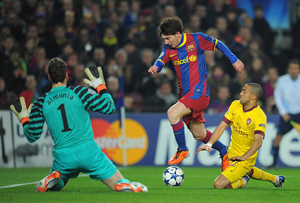 Arsenal want Bayern Munich to reduce price for Thiago Alcantara 6 Barcelona's Argentinian forward Lionel Messi (C) vies with Arsenal's Spanish goalkeeper Manuel Almunia and Arsenal's French player Gael Clichy during their Champions League round of 16, 2nd leg football match FC Barcelona vs Arsenal on March 8, 2011 at Camp Nou stadium in Barcelona. AFP PHOTO / LLUIS GENE