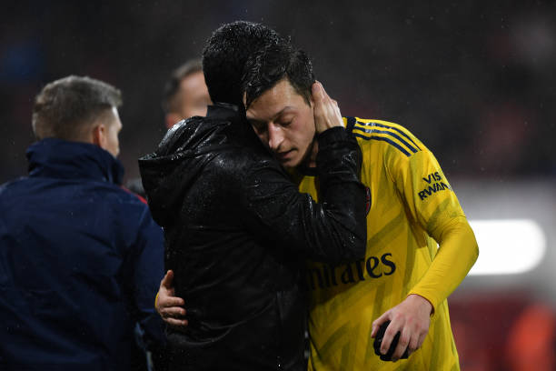 BOURNEMOUTH, ENGLAND - DECEMBER 26: Mikel Arteta, Manager of Arsenal embraces Mesut Ozil of Arsenal as he is substituted off during the Premier League match between AFC Bournemouth and Arsenal FC at Vitality Stadium on December 26, 2019 in Bournemouth, United Kingdom. (Photo by Harriet Lander/Getty Images)