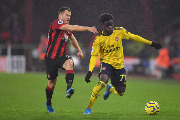 BOURNEMOUTH, ENGLAND - DECEMBER 26: Bukayo Saka of Arsenal battles for possession with Ryan Fraser of AFC Bournemouth during the Premier League match between AFC Bournemouth and Arsenal FC at Vitality Stadium on December 26, 2019 in Bournemouth, United Kingdom. (Photo by Justin Setterfield/Getty Images)