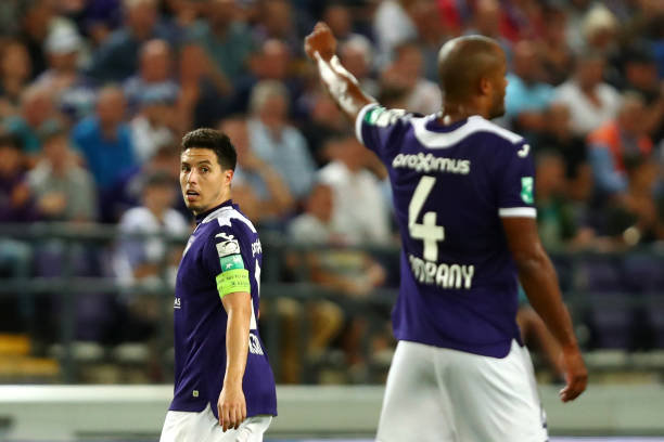 BRUSSELS, BELGIUM - AUGUST 09: Royal Sporting Club Anderlecht Head Coach / Player Manager, Vincent Kompany signals to captain, Samir Nasri during the Jupiler Pro League match between RSCA or Royal Sporting Club Anderlecht and KV Mechelen at Constant Vanden Stock Stadium on August 09, 2019 in Brussels, Belgium. (Photo by Dean Mouhtaropoulos/Getty Images)