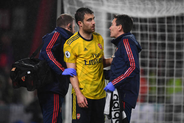 BOURNEMOUTH, ENGLAND - DECEMBER 26: Sokratis Papastathopoulos of Arsenal speaks to Dr Gary O'Driscoll, Team Doctor of Arsenal following a knock to his head during the Premier League match between AFC Bournemouth and Arsenal FC at Vitality Stadium on December 26, 2019 in Bournemouth, United Kingdom. (Photo by Dan Mullan/Getty Images)