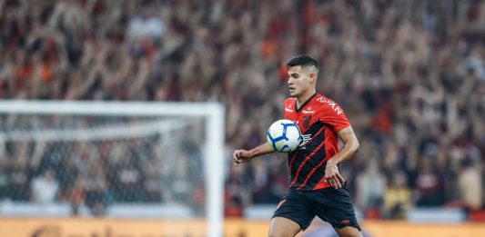 CURITIBA, BRAZIL - SEPTEMBER 11: Bruno Guimarães of Athletico PR controls the ball during the match Athletico PR v Internacional as part of Copa do Brasil Final, at Arena da Baixada Stadium on September 11, 2019, in Curitiba, Brazil. (Photo by Lucas Uebel/Getty Images)