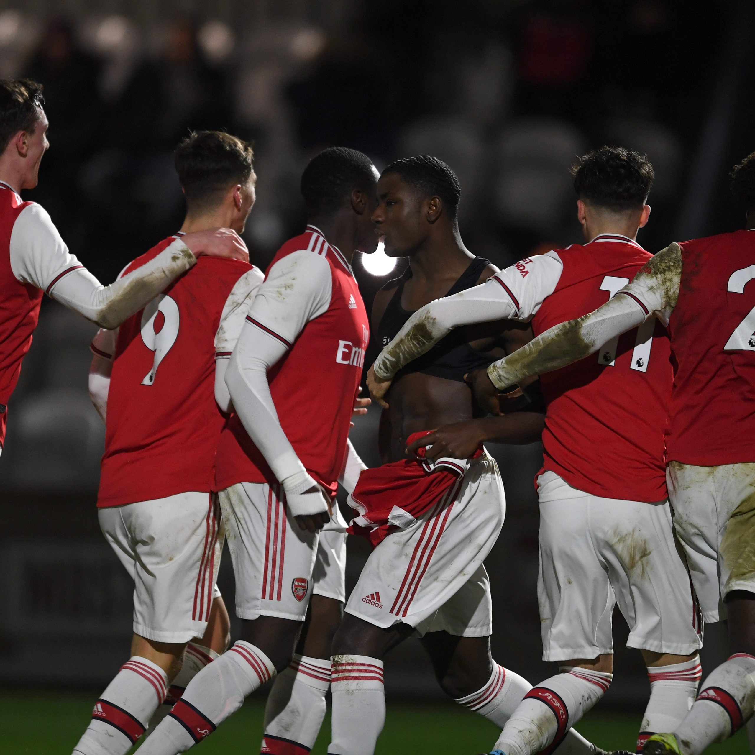Matthew Dennis celebrating his winner for the Arsenal u18s (Photo via Twitter)
