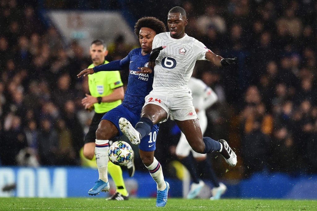 Chelsea's Brazilian midfielder Willian (L) vies with Lille's French midfielder Boubakary Soumare (R) during the UEFA Champion's League Group H foot...