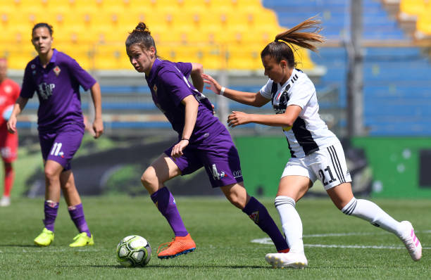 PARMA, ITALY - APRIL 28: Laura Sylvie Agard of Fiorentina Woman competes for the ball with Arianna Caruso of Juventus Woman during the Women Coppa Italia Final match between Juventus Women and ACF Fiorentina  Stadio Ennio Tardini on April 28, 2019 in Parma, Italy.  (Photo by Alessandro Sabattini/Getty Images)