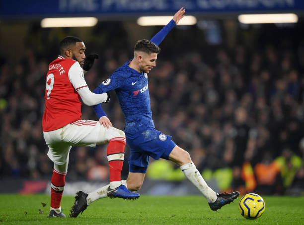LONDON, ENGLAND - JANUARY 21: Jorginho of Chelsea is challenged by Alexandre Lacazette of Arsenal during the Premier League match between Chelsea FC and Arsenal FC at Stamford Bridge on January 21, 2020 in London, United Kingdom. (Photo by Mike Hewitt/Getty Images)