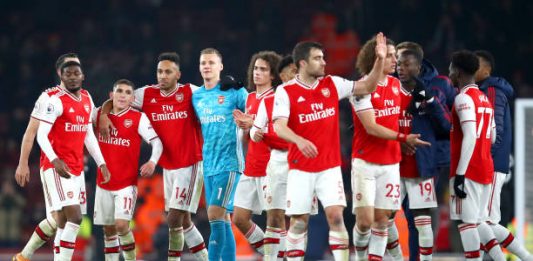 LONDON, ENGLAND - JANUARY 01: Lucas Torreira, Pierre-Emerick Aubameyang, Bernd Leno of Arsenal celebrate victory with their team mates after the Premier League match between Arsenal FC and Manchester United at Emirates Stadium on January 01, 2020 in London, United Kingdom. (Photo by Julian Finney/Getty Images)