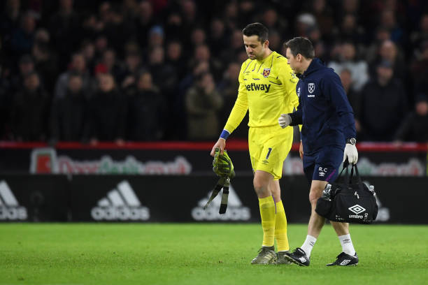 Lukasz Fabianski finally gets some good news 2 SHEFFIELD, ENGLAND - JANUARY 10: Lukasz Fabianski of West Ham United walks off the pitch after becoming injured during the Premier League match between Sheffield United and West Ham United at Bramall Lane on January 10, 2020 in Sheffield, United Kingdom. (Photo by Michael Regan/Getty Images)