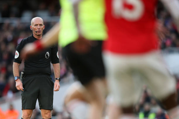 Horror refereeing team combine to rob Arsenal of win against Sheffield United 2 LONDON, ENGLAND - JANUARY 18: Referee Mike Dean in action on his 500th Premier League match during the Premier League match between Arsenal FC and Sheffield United at Emirates Stadium on January 18, 2020 in London, United Kingdom. (Photo by Christopher Lee/Getty Images)