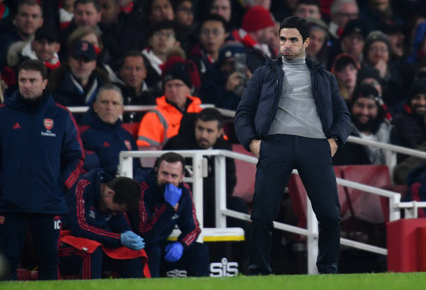 LONDON, ENGLAND - JANUARY 01: Mikel Arteta, Manager of Arsenal gives his team instructions during the Premier League match between Arsenal FC and Manchester United at Emirates Stadium on January 01, 2020 in London, United Kingdom. (Photo by Clive Mason/Getty Images)