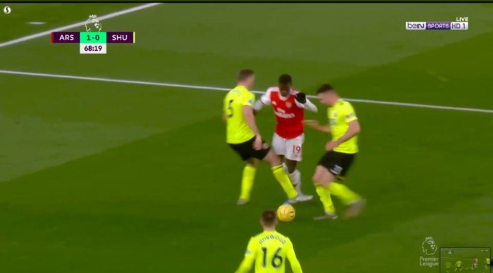 nicolas pepe fouled v sheffield united