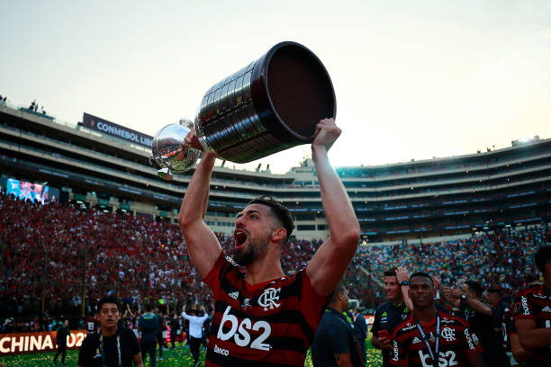 LIMA, PERU - NOVEMBER 23: Pablo Mari of Flamengo lifts the trophy after winning during the final match of Copa CONMEBOL Libertadores 2019 between Flamengo and River Plate at Estadio Monumental on November 23, 2019 in Lima, Peru. (Photo by Daniel Apuy/Getty Images)