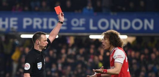 Referee Stuart Atwell (L) shows a red card to Arsenal's Brazilian defender David Luiz (R) to send him off for fouling Chelsea's English striker Tammy Abraham during the English Premier League football match between Chelsea and Arsenal at Stamford Bridge in London on January 21, 2020. (Photo by DANIEL LEAL-OLIVAS / AFP)
