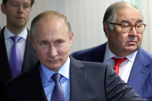 Russian President Vladimir Putin (C), accompanied by Trade and Industry Minister Denis Manturov (L) and billionaire Alisher Usmanov, visits the Lebedinsky iron ore mine and processing plant in the Belgorod region on July 14, 2017. / AFP PHOTO / SPUTNIK / Mikhail KLIMENTYEV     