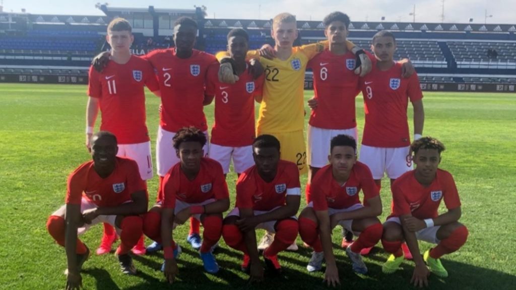 Omari Hutchinson (bottom right) with the England u17 squad (Photo via TheFA.com)