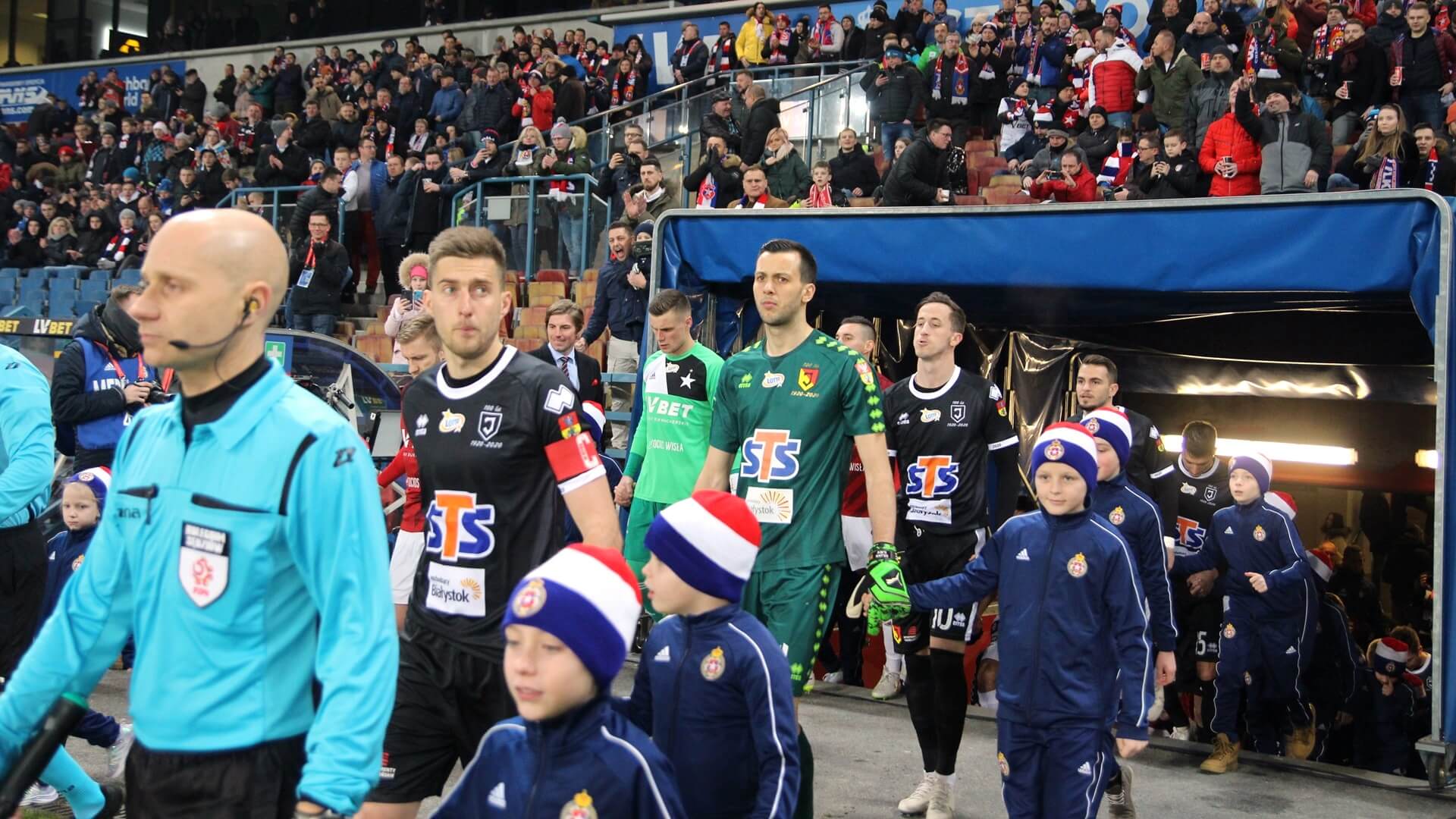 Dejan Iliev walking out with Jagellonia Białystok before their game (Photo by Robert Bońkowski)