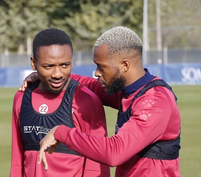 Kelechi Nwakali (L) in training with SD Huesca (Photo via Instagram)