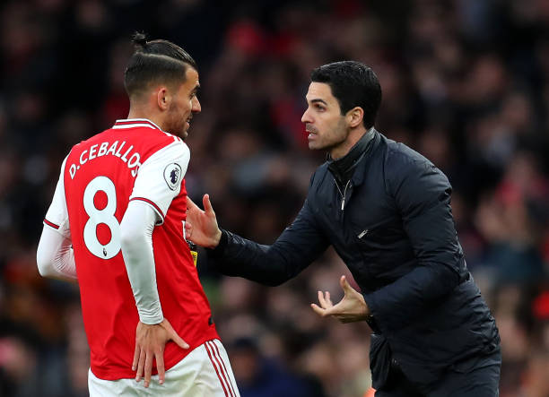 Mikel Arteta, Manager of Arsenal gives Dani Ceballos of Arsenal instructions during the Premier League match between Arsenal FC and Everton FC at E...