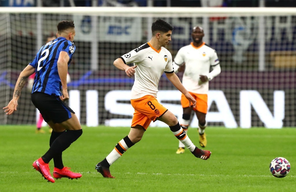 Valencia's Carlos Soler on Arsenal summer shortlist 2 MILAN, ITALY - FEBRUARY 19: Carlos Soler (R) of Valencia CF is challenged by Rafael Toloi (L) of Atalanta during the UEFA Champions League round of 16 first leg match between Atalanta and Valencia CF at San Siro Stadium on February 19, 2020, in Milan, Italy. (Photo by Marco Luzzani/Getty Images)