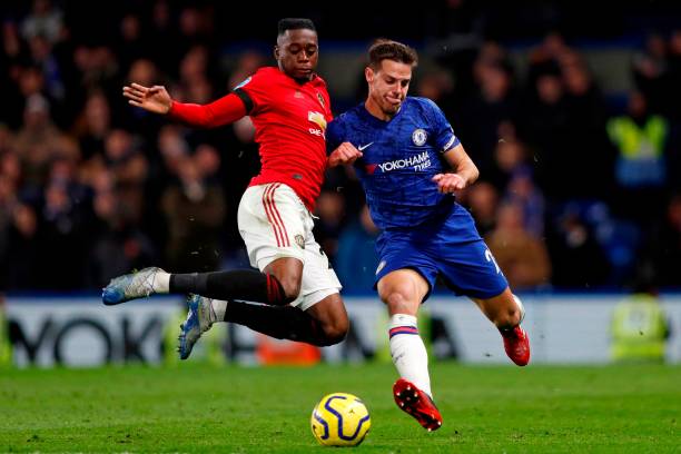 Manchester United's English defender Aaron Wan-Bissaka (L) vies with Chelsea's Spanish defender Cesar Azpilicueta (R) during the English Premier Le...