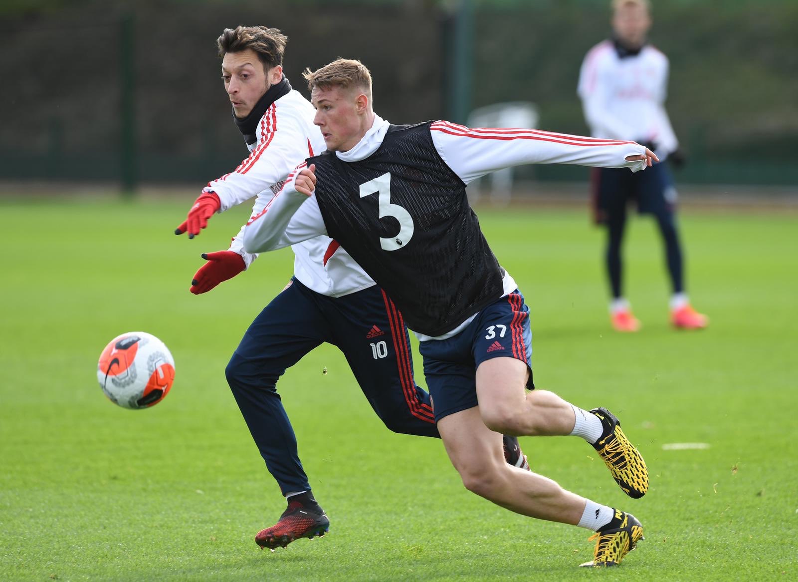 Daniel Ballard (3) in training with Arsenal (Photo via Twitter / Arsenal Academy)