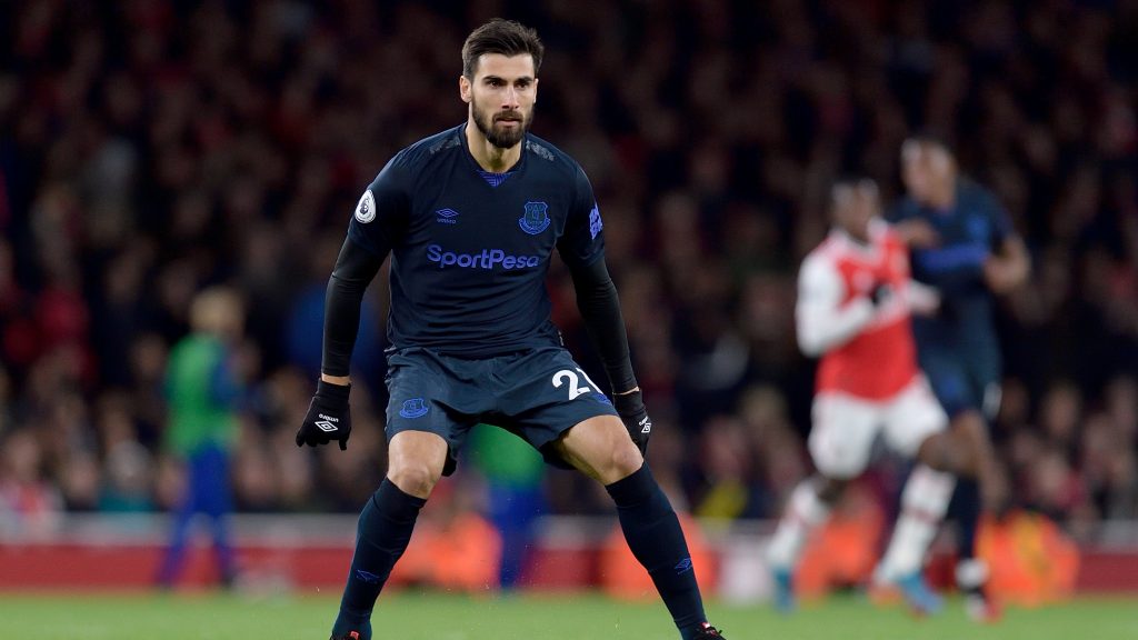 Video: Andre Gomes clapped Kolasinac off after injury 2 Andre Gomes back on the pitch for Everton (Photo via Twitter / Everton)
