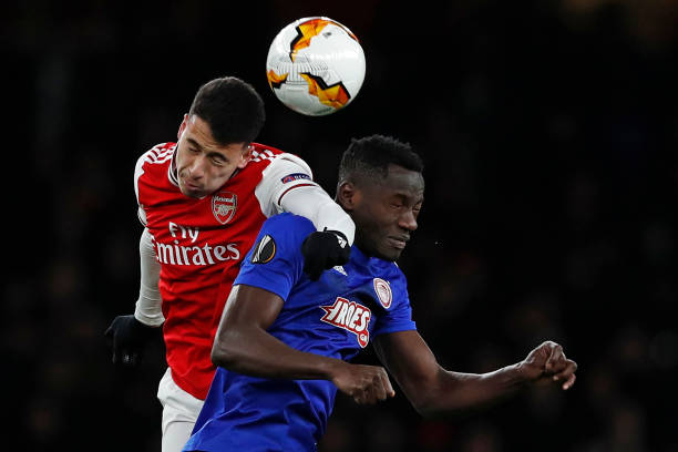 Arsenal's Brazilian striker Gabriel Martinelli (L) vies with Olympiakos' Guinean midfielder Mohamed Mady Camara (R) during the UEFA Europa league r...