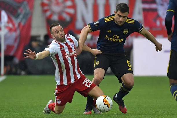 Olympiakos' French midfielder Mathieu Valbuena (L) vies with Arsenal's Greek defender Sokratis Papastathopoulos (R) during the UEFA Europa League r...