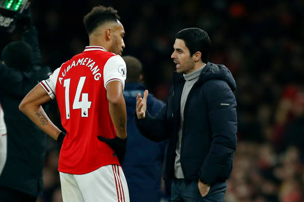 Arsenal's Spanish head coach Mikel Arteta (R) speaks with Arsenal's Gabonese striker Pierre-Emerick Aubameyang (L) during the English Premier Leagu...