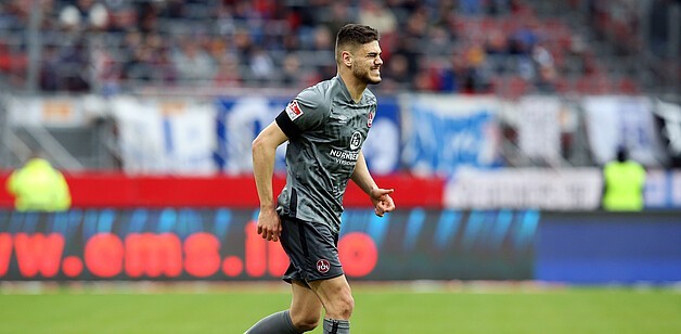 Konstantinos Mavropanos grimaces after picking up injury (Photo: Sportfoto Zink)