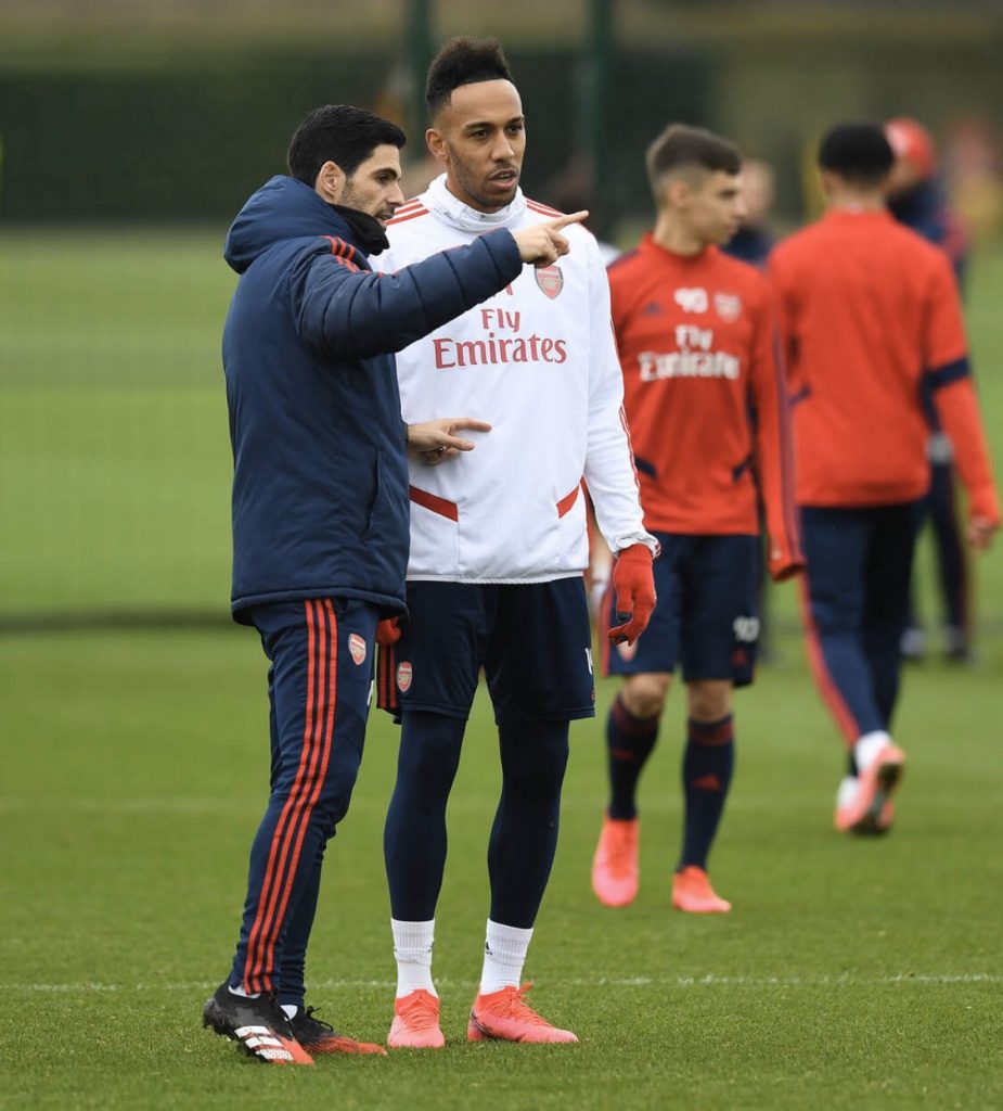 5 academy players joined training with Arsenal first team 2 Mikel Arteta and Pierre-Emerick Aubameyang speak in the foreground, with Catalin Cirjan behind them. Triallist Tyger Smalls walks away in the background (Photo via Tyger Smalls on Twitter)