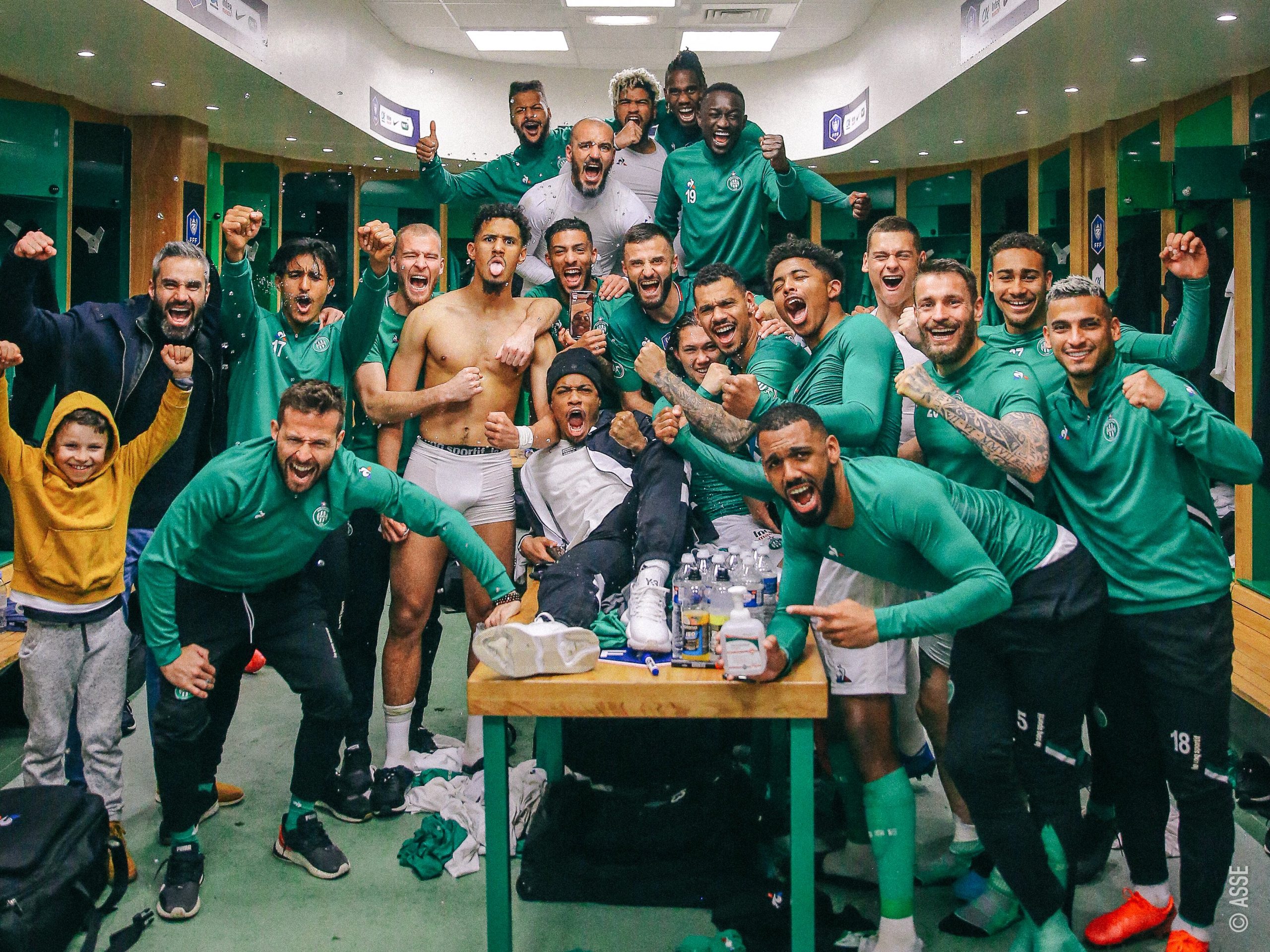 The Saint-Etienne squad celebrating their semi-final win (Photo via Saint-Etienne on Twitter)