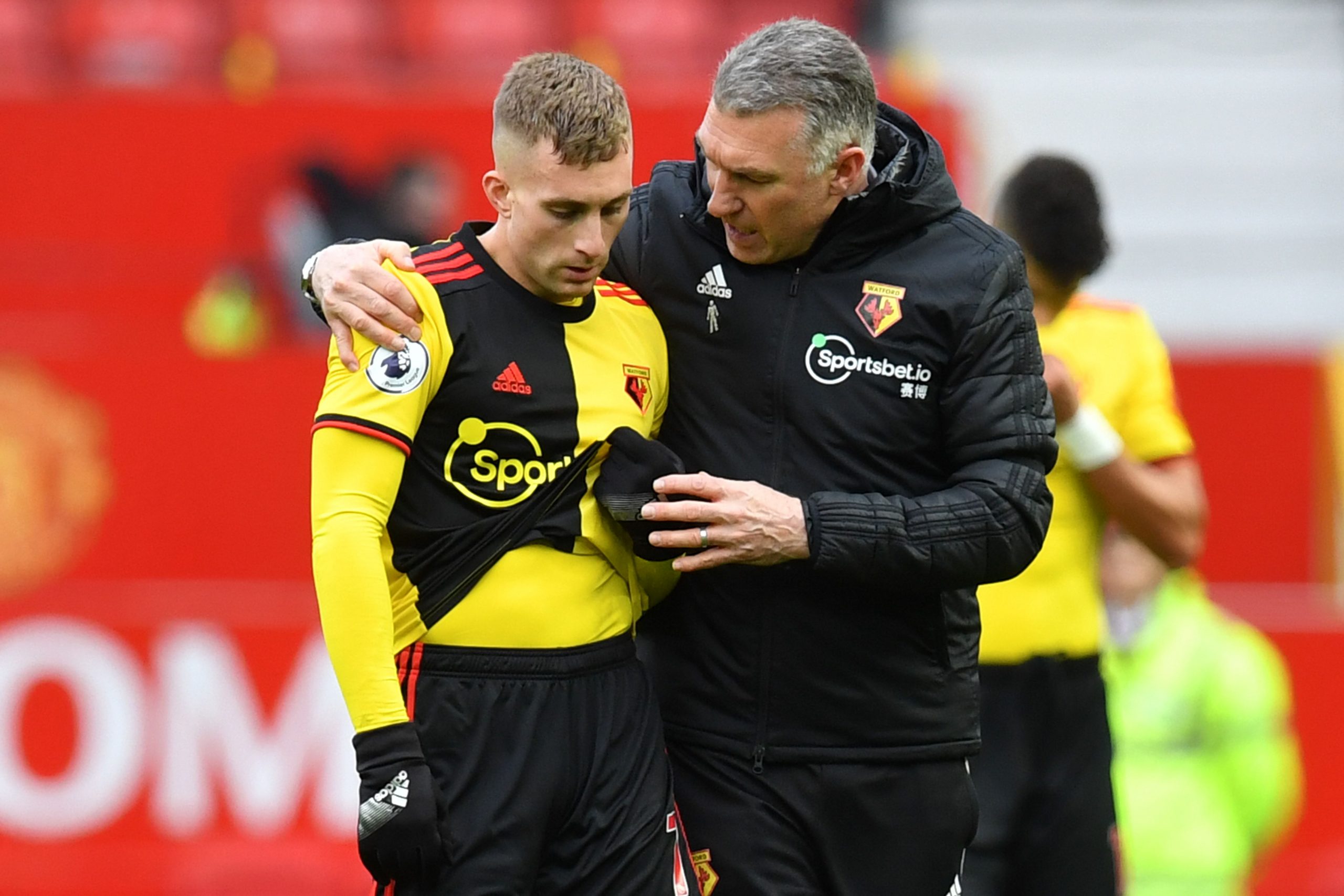 Watford's English head coach Nigel Pearson (R) puts his arm around Watford's Spanish midfielder Gerard Deulofeu (L) at the end of the English Premi...