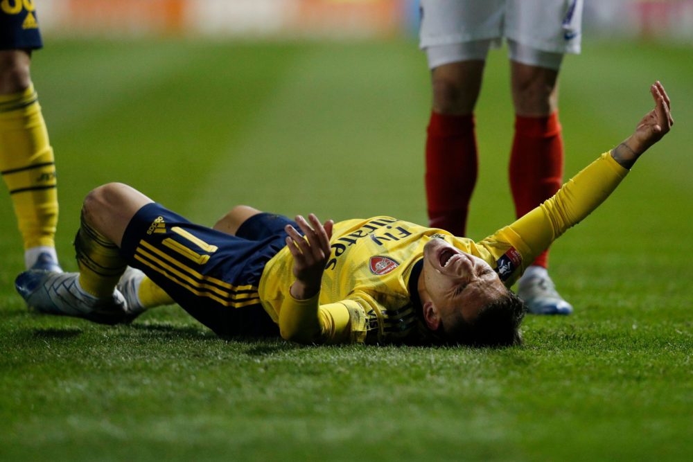 Arsenal's Uruguayan midfielder Lucas Torreira reacts after picking up an injury during the English FA Cup fifth round football match between Portsm...