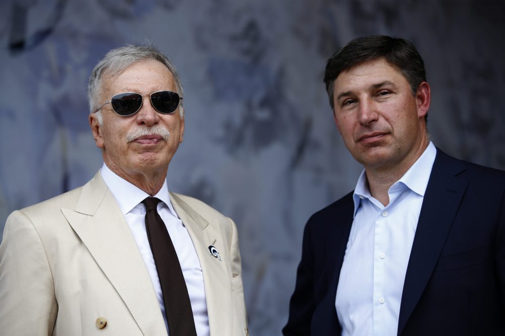 LOS ANGELES, CALIFORNIA - SEPTEMBER 15: Los Angeles Rams owner Stan Kroenke (L) talks with SoFi CEO Anthony Noto (R) before the game between the Lo...