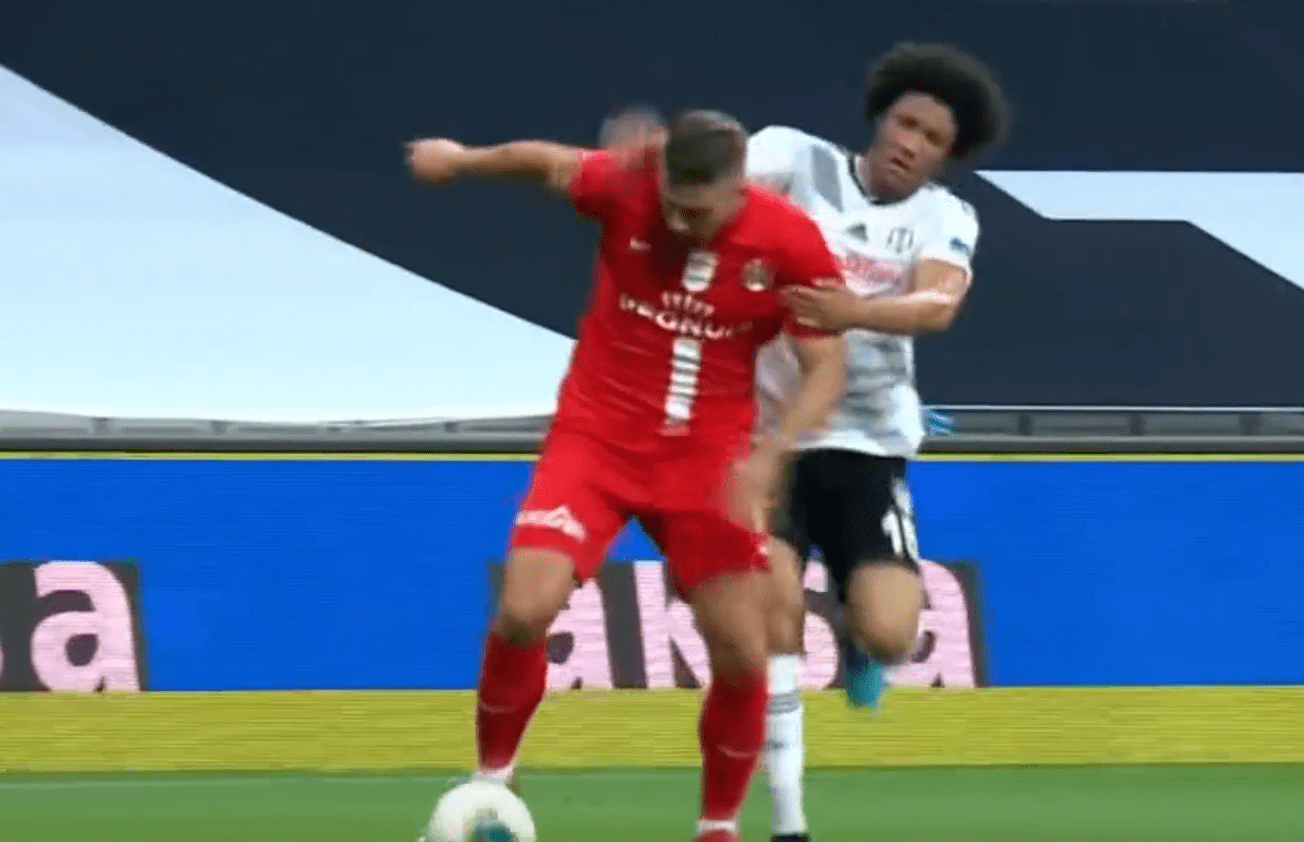 Mohamed Elneny fouling Lukas Podolski (Photo via beIN SPORTS)