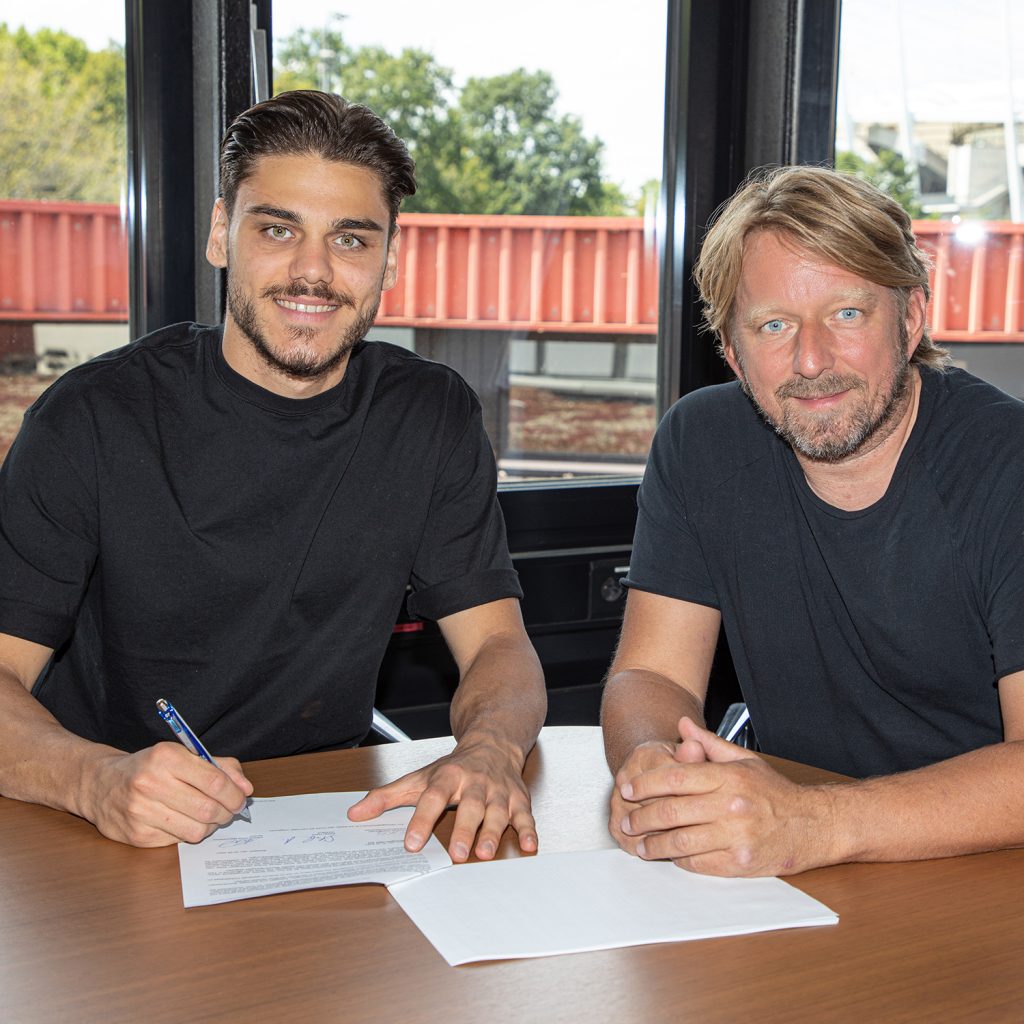 Konstantinos Mavropanos signing with Stuttgart (Photo via Chris Wheatley on Twitter)