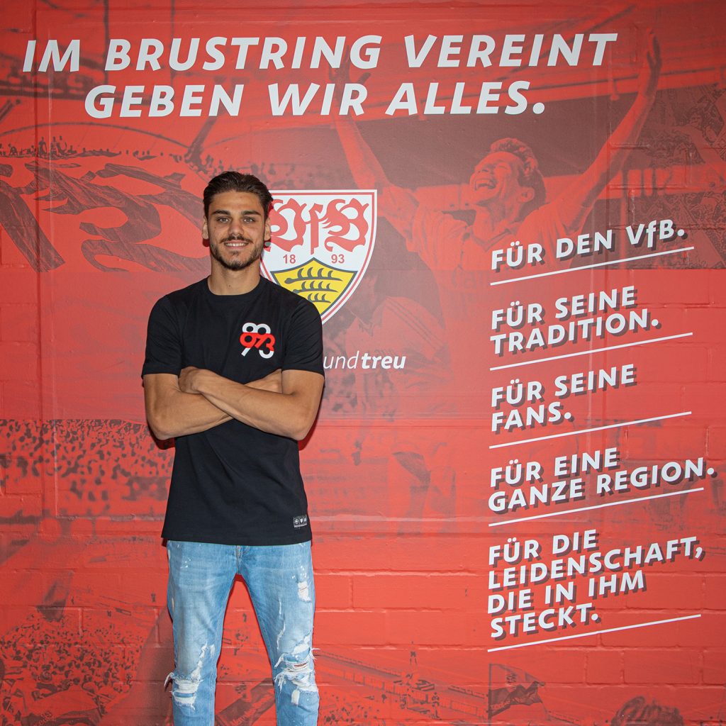 Konstantinos Mavropanos signing with Stuttgart (Photo via Chris Wheatley on Twitter)